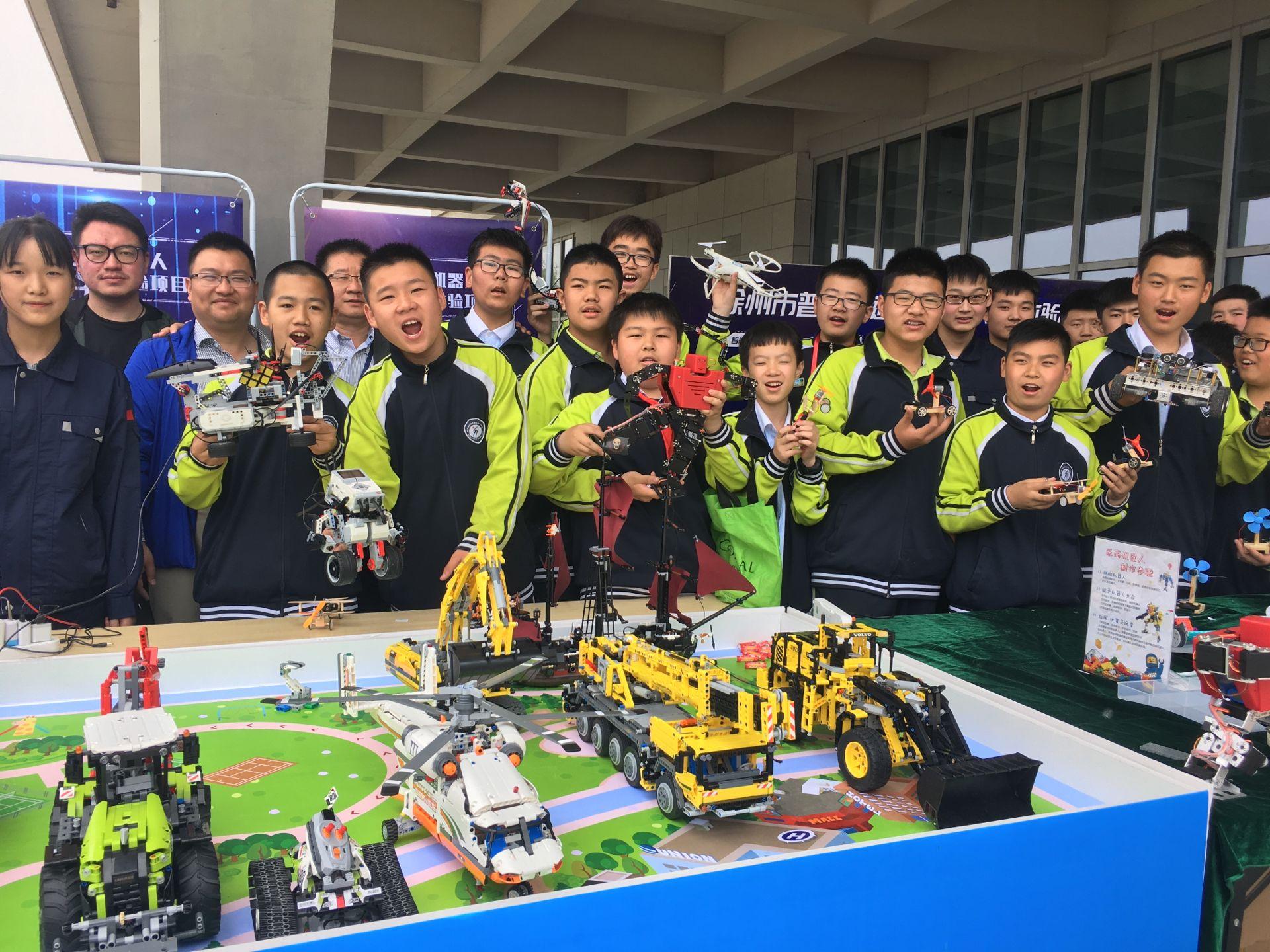 参加职教周现场体验课程的徐州市第三十一中的部分同学