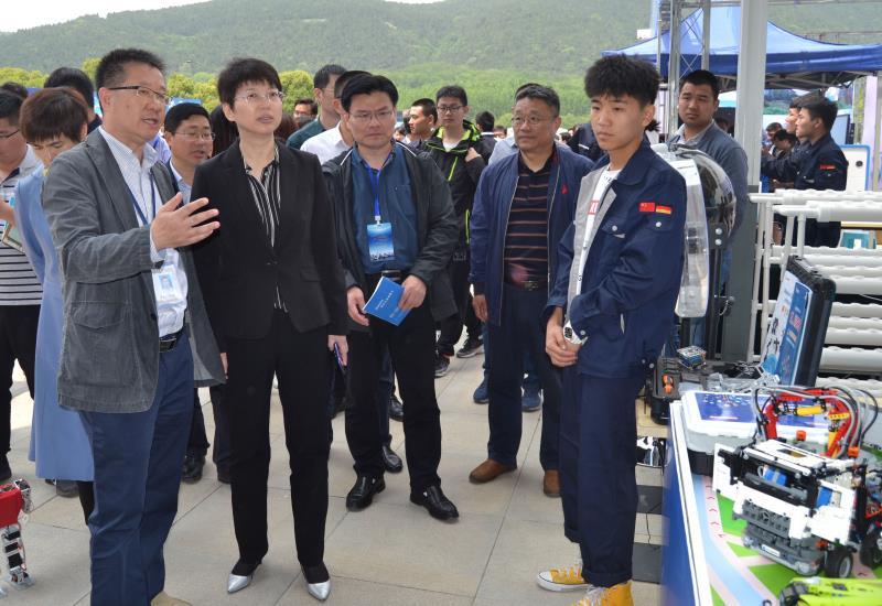 向江苏省教育厅领导汇报徐州普职融通来科技城体验中心体验课程